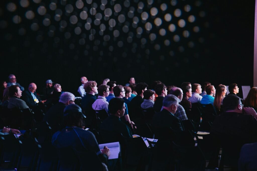 Asistentes sentados en una sala durante un congreso