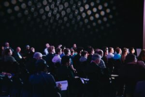 Asistentes sentados en una sala durante un congreso