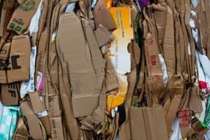 Cartón apilado y clasificado para reciclaje en una empresa