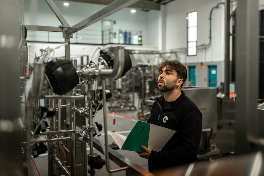 Inspección de maquinaria en una instalación industrial